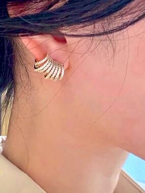 New! 18k Yellow Gold Plated/
925 Sterling Silver Zircon
Diamond Stud Earrings